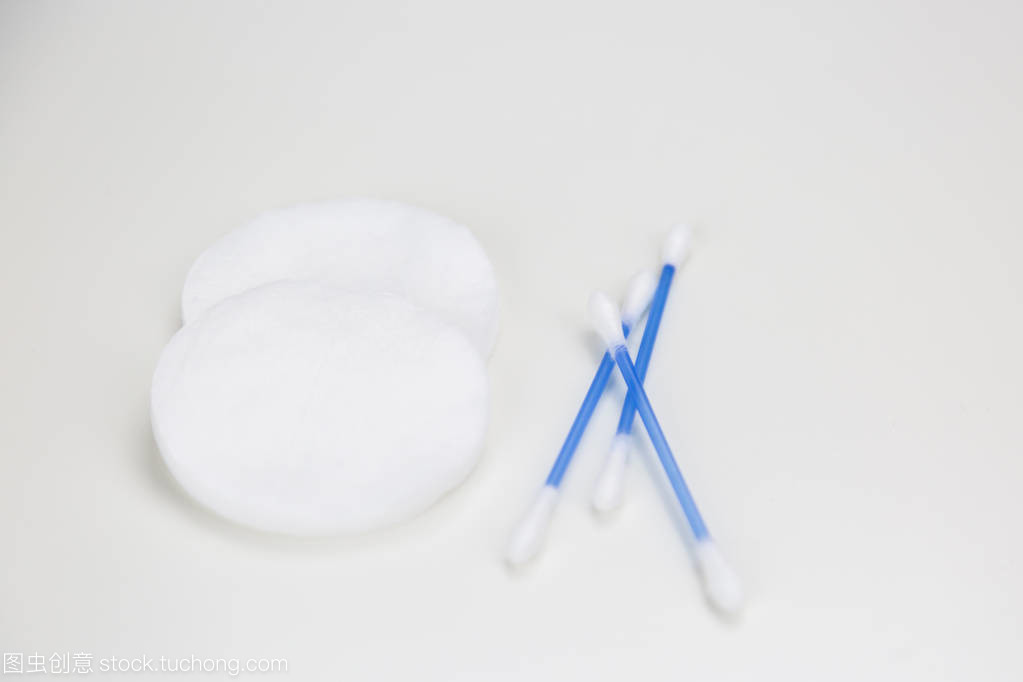 白色耳塞与清洁棉垫 电子产品销售的贴心组合